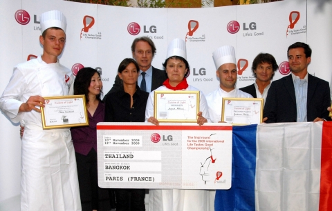 '2009 LG 글로벌 아마츄어 요리대회' 프랑스 대표 최종 선발전 수상자들이 기념 촬영을 하고 있다. 우승자는 '잉그리드 알라'씨 (Ingri