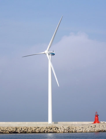 현대중공업이 울산 본사에 설치해 가동 중인 1.65MW급 풍력 발전기.  이번에 수주한 발전기와 동급이다.