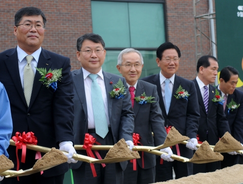 전경련과 사회복지공동모금회는 30일 오전 전라남도 광양시 중동에서 정병철 전경련 상근부회장, 이성웅 광양시장 등 100여명이 참석한 가운데‘광양시 보듬이나눔이 어린이집 착공식�