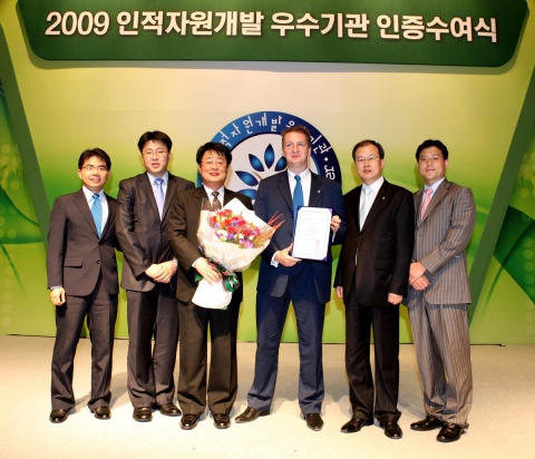 인증수여식에서 (우로부터) 스탠다드차타드제일은행 인재개발부의 고성기 차장; 오영찬 이사; 스탠다드차타드 아시아 인사본부 총괄 헤드인 데이비드 G. 토마스 (David G. Thom