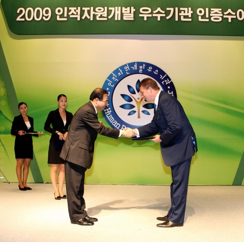인증수여식에서 정종수 노동부 차관으로부터 상을 받는 데이비드 G. 토마스 (David G. Thomas) 스탠다드차타드 아시아 인사본부 총괄 헤드