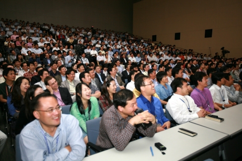 삼성전자는 30일 디지털연구소 내 디지털홀에서 삼성 디지털 시티 선포식을 개최했다. DMC부문 최지성사장을 비롯해 1천여명의 임직원들이 참석한 가운데 진행된 이 날 행사에서 최지성사장은 "우리 사업장을 자연과 첨단이 함께 어우러진 親환경, 감성의 디지털 시티로 조성하고, 우리만의 강한 조직문화, 경쟁력있는 조직 문화 구축을 통해 임직원 스스로 디지털 시티에 근무하고 있다는데 즐거움과 자부심을 느끼게 하여, 모든 기업들이 벤치마킹해 보고 싶어하고 글로벌 최고의 인재들이 함께 근무하고 싶어하는 그러한 꿈의 일터를 만들어나가자"고 다짐했다. 사진은 행사에 참석한 임직원들이 최사장의 발표를 들으며, 환하게 웃고 있다.