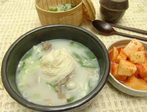 “환절기 대표 보양식 곰탕, 뼈와 관절에도 보약”