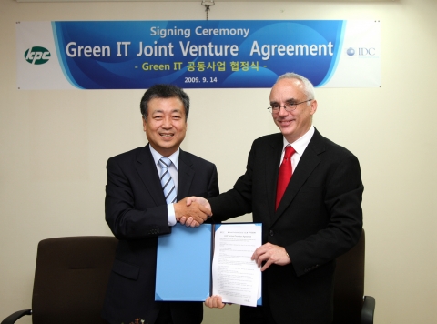 한국생산성본부 회장 최동규는 &#039;Green IT Index&#039; 개발발표를 위해 미국  IT 시장조사 전문기관인 IDC 필립 드 마실라(Philipp