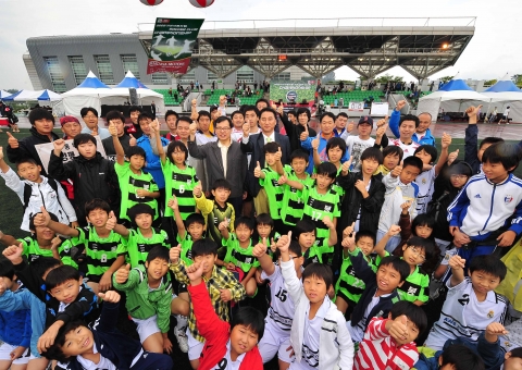 기아자동차㈜는 12일, 남양주 종합운동장에서 수도권 축구 동호회가 참가한「2009 기아자동차컵 싸커클럽 챔피언십 결선 대회」를 개최하고, 참가팀들이 마련한 유소년 축구 발전기금 1