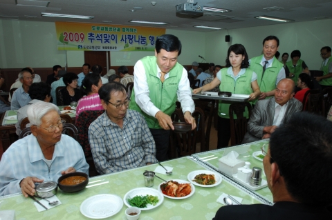 초청된 어르신들에게 점심 식사를 대접하는 도로교통공단 정봉채 이사장
