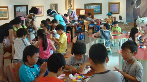 서울 강북구 미양초등학교(미아1동 )어린이들이 나만의 가면만들기 체험을 하고 있다