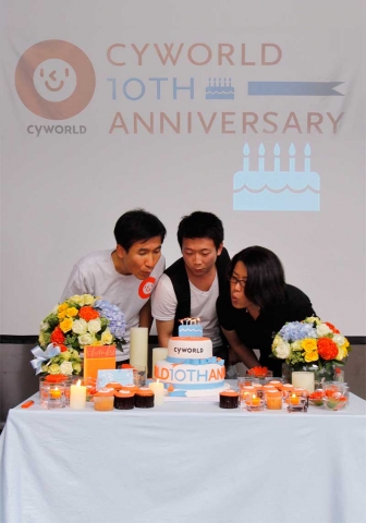 5일 압구정동  플래툰쿤스트할레에서 열린 싸이월드 10주년 기념 회원 초청 간담회에서 SK커뮤니케이션즈 강은성 CSO(Chief Service Officer, 왼쪽)와 회원 대표가