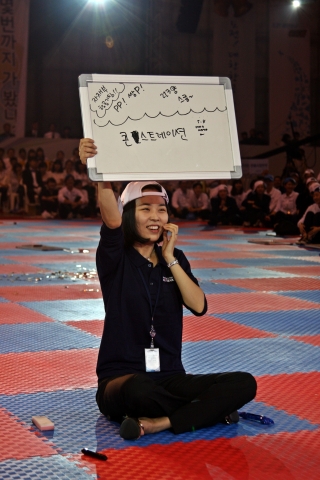 대한항공은 창사 40주년 기념 행사의 일환으로 9월 25일 서울 공항동 대한항공 본사에서 최고의 항공 업무 지식을 갖춘 임직원을 뽑는‘도전! 대한항공 골든벨’을 개최했다. 이날 골