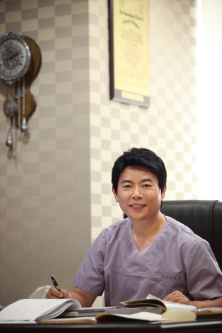 티아라 클리닉 신동진 원장(대한줄기세포성형학회 회장)
