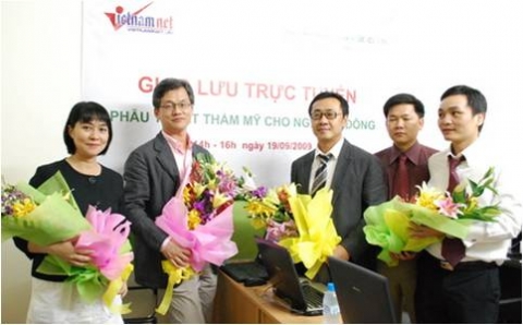 베트남 대표포털 vietnamnet의 환영을 받는 서만군(왼쪽 두 번째),  설철환(가운데)원장