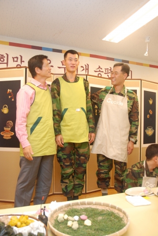 김문수 경기도지사, 군장병들과 함께 송편 빚어 장병들 집으로 보내는 행사 열어