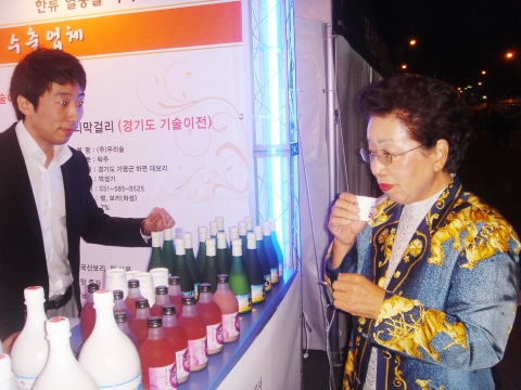[경기도농업기술원에서 개발한 자색고구마막걸리를 시음 중인 연천율무막걸리 주선대 변민자 대표]