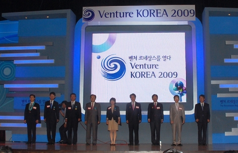 벤처기업대상 시상식(오른쪽에서 5번째 박지영 대표이사)