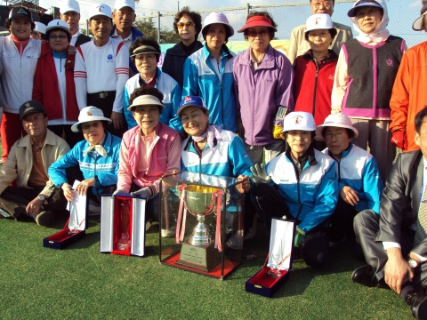 제1회 룡플란트 회장배 게이트볼 대회는 1위 호수팀, 2위 중산팀, 3위는 후곡팀·복지팀이 차지했으며 문화팀은 아차상을 수상했다.