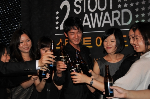 탤런트 임주환이 지난 30일 하이트맥주가 주최한 ‘제2회 스타우트 어워드(2nd Stout Award)’ 수상자로 선정돼 신사동의 한 레스토랑에서 상패와 상금을 전달 받고 팬들과 
