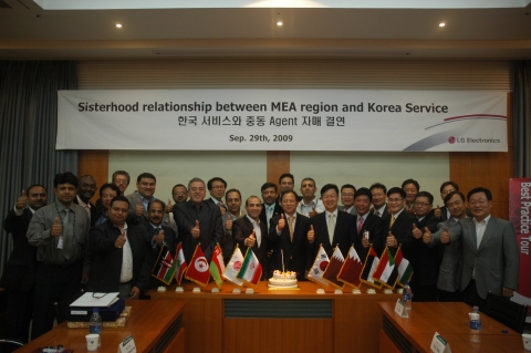 LG전자를 방문한 중아지역 거래선 사장단 20여 명이 지난 29일 LG전자 강서빌딩에서 한국 내 지역 서비스 센터와 자매 결연 협약식을 맺고, 기념촬영을 하고 있다.