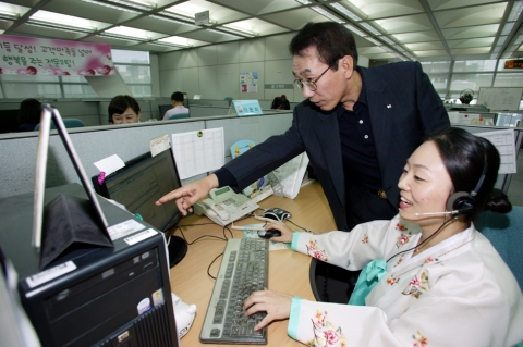 고객센터를 방문한 김우식 사장이 연휴 당일에도 업무 중인 상담사들을 격려하는 모습