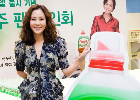 세계 최초의 세제 브랜드 ’퍼실’을 선보인 헨켈에서 세척력과 세제찌꺼기를 한번에 해결하는 ‘퍼실 파워젤’을 출시, 이를 기념해 지난 8일 이마트 영등포점에서 모델 김남주를 초청, 