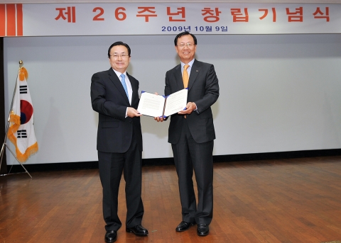 하이닉스의 김종갑사장(右)이 10월 9일(金) 열린 창립 26주년 기념행사에서 유엔글로벌콤팩트 한국협회의 주철기 사무총장(左)을 초청해 유엔글로벌콤팩트(UNGC) 가입인증서를 전달받았다.