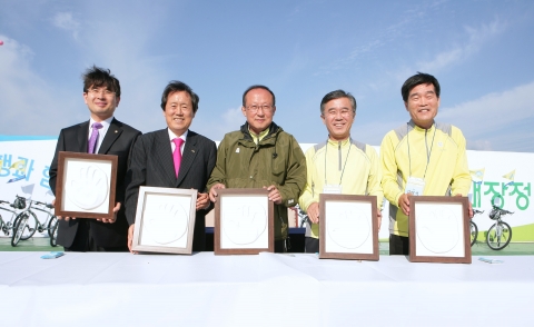 우리은행은 10일 제주도 성산일출봉 야외무대에서 김재윤 국회의원과 김태환 제주지사, 김형국 녹색성장위원회위원장, 이종휘 우리은행장, 김영석 우리은행 명사클럽 총회장 (사진 좌측부터