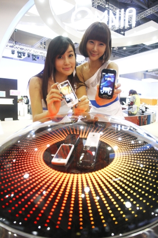 삼성전자 도우미들이 한국전자전에서 첫 선을 보이는 옴니아2를 비롯한 스마트폰 신제품을 선보이고 있다.