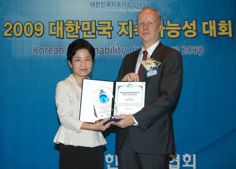 아시아나항공 환경고객부문 한현미 상무(좌측)가 14일(수) 역삼동 르네상스호텔에서 열린 ‘2009 대한민국 지속가능성 대회’ 시상식에서 언스트 리터링겐(Ernst Ligtering