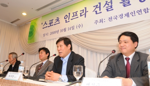 전경련은 대한야구협회, 한국야구위원회와 공동으로 14일 여의도 렉싱턴호텔에서 국내 스포츠 인프라의 현황과 문제점을 진단하고 개선방안 논의를 위한 &#039;스포츠 인프라 