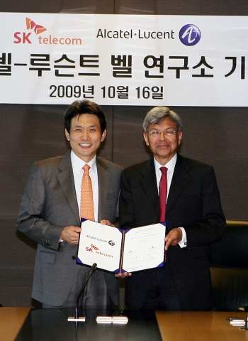 SK텔레콤 Network기술원 변재완 원장(사진 왼쪽)과 벨 연구소 드바이시스 미트라(Debasis Mitra) 부사장이 10월 16일, SK텔레콤 본사에서 차세대 유무선 통신기술