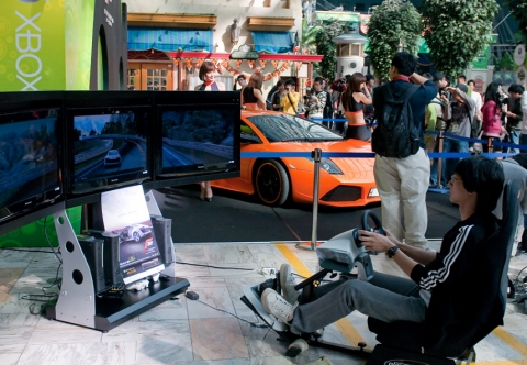 비디오 게임기 ‘Xbox 360’의 신작 자동차 게임 시연 행사- 한국 MS는 17일 4만 여명의 관람객이 방문한 잠실 롯데월드 어드벤쳐에서 아시아 최대 규모의 게임 축제를 펼치고, 비디오 게임기 ‘Xbox 360’의 신작 자동차 게임 출시를 기념해 레이싱 시연 행사를 가졌다.