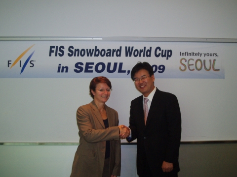 서울시 강철원 홍보기획관(우)과 세계스키연맹(FIS) 사라 루이스 사무총장