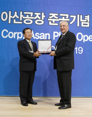 ㈜한화 남영선 대표이사가(사진 왼쪽) 충남 아산공장 준공기념 고객 초청행사에서 오토플러그(Autoflug)사 레인 플로그(Mr. Rainer Plog) 사장 에게(사진 오른쪽) 고