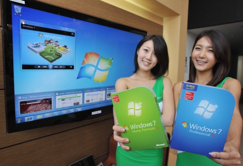 한국마이크로소프트가 22일 서울 광장동 멜론악스에서 개최한 ‘윈도우 7’ 출시 행사에서 행사도우미가 빠르고 편리해진 윈도우 7의 주요 기능을 선보이고 있다.