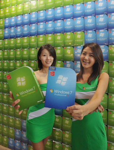 한국마이크로소프트가 22일 서울 광장동 멜론악스에서 개최한 ‘윈도우 7’ 출시 행사에서 행사도우미가 빠르고 편리해진 윈도우 7의 주요 기능을 선보이고 있다.