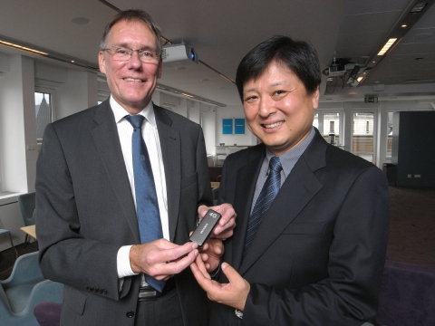 왼쪽은 Kenneth Karlberg (President and Head of Mobility Services,TeliaSonera), 오른쪽은 삼성전자 DMC연구소 박윤상 상무