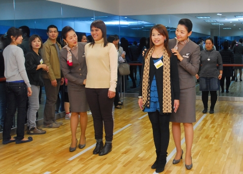 23일 강서구 오쇠동 아시아나항공 인재개발원에서 아시아나항공 승무원들이 태국 부라파대학 MBA 산업시찰학생들의 워킹교육을 위해 자세교정을 하고 있다.