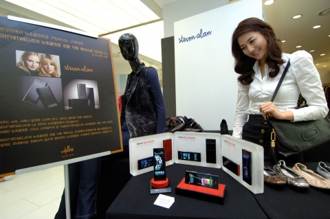 LG전자가 26일부터 11월 10일까지 강남구 압구정동 갤러리아 명품관 웨스트 2층에 위치한 명품편집매장 ‘스티븐 알란(Steven Alan)’에 ‘뉴 초콜릿폰’을 전시하고, 희망