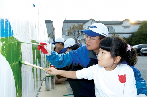 삼성전기 박종우 사장이 1일 화가로 변신해 수원 보육시설 동광원의 벽화를 그리고 있다