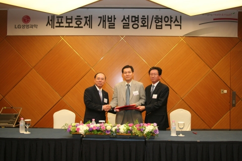 세포보호제 공동연구개발 추진 협약식(왼쪽부터 LG생명과학 김인철 사장, 서울아산병원 간담도췌외과 이영주과장, 박광민교수)