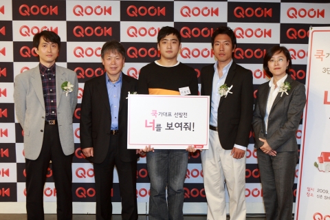 지난 25일 신촌의 쇼 스타일샵에서 ‘쿡가대표’선발전 최종우승자인 이승빈(가운데)씨가 최종면접 심사위원들과 함께 포즈를 취하고 있다. 이승빈씨는 쿡아일랜드(COOK Islands)