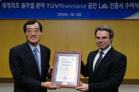 오른쪽 미하엘 융니치(Michael F.Jungnitsch)아시아 태평양 총괄 사장