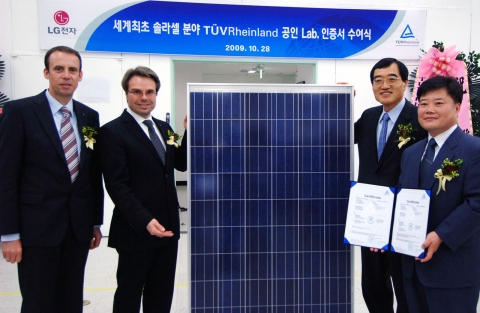 왼쪽부터 스테판 흐이어(Stefan Heuer)한국지역사장, 미하엘 융니치(Michael F.Jungnitsch)아시아 태평양 총괄 사장 , 백우현사장, Solar Cell사업팀 