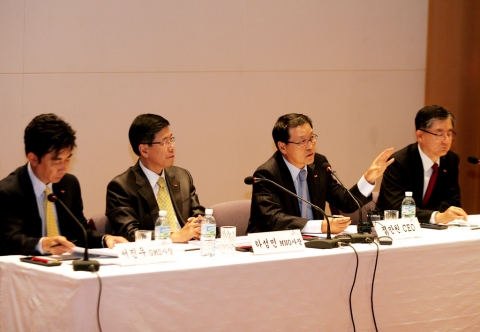(왼쪽부터) SK텔레콤 서진우 GMS CIC 사장, 하성민 MNO Biz. CIC 사장, 정만원 SK텔레콤 사장, 오세현 C&I Biz.CIC 사장