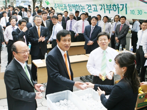 30일 을지로 하나은행 본점에서 열린 ‘주먹밥과 함께하는 걷고 기부하기’ 행사에서 김정태 은행장 및 임직원들이 점심 주먹밥을 구입하고, 그 금액을 기부하는 모습임