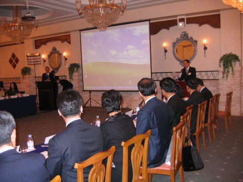 일본 도쿄 메로가젠에서 개최된 아시아-대평양 지역회의에서 일본인재파견협회 사카모토회토시 회장이 환영 인사말을 하고 있다. (우측 연단)