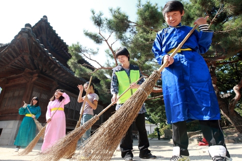 KT 사랑의 봉사단이 문화재청 주관 ‘내 고장 문화재 가꾸기 활동’에 맞춰 우리나라 최초로 전화기가 설치(1896)된 덕수궁에서 KT 지원 공부방인 성동외국인근로자센터 다문화 가정