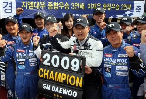 GM DAEWOO 레이싱팀이 11일, 강원도 태백레이싱파크에서 개최된 '2009 CJ 오 슈퍼레이스' 최종전에서 슈퍼 2000클래스 1,3위를 차지하며 대회 3년