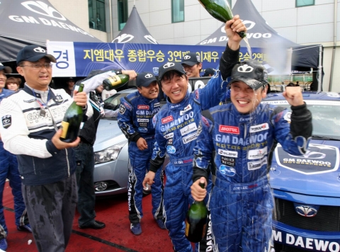 GM DAEWOO 레이싱팀이 11일, 강원토 태백레이싱파크에서 개최된 'CJ 오 슈퍼레이스' 슈퍼2000클래스 최종전에서 대회 3년 연속 종합우승을 달성, 샴페인