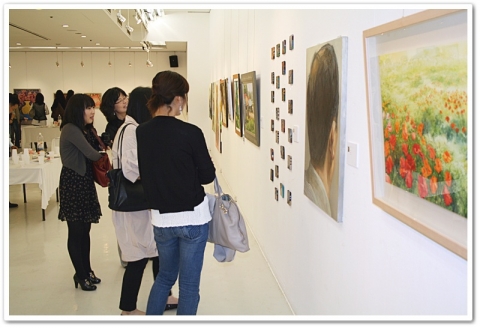 2009 홍선생미술 교사작품전 관람객들 모습