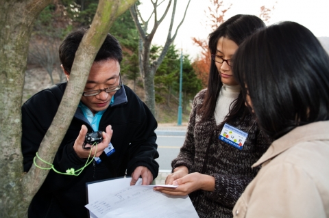국립중앙청소년수련원의 청소년지도자직무보수교육에 참가한 청소년지도자들이 청소년활동프로그램인 이미잼투어링프로그램에 열중하고 있다.